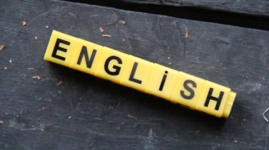 Blok harflerle yapılan kelime İngilizce