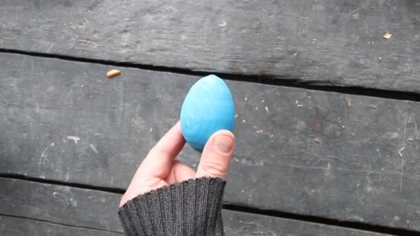 Mano sosteniendo un huevo de Pascua — Vídeos de Stock