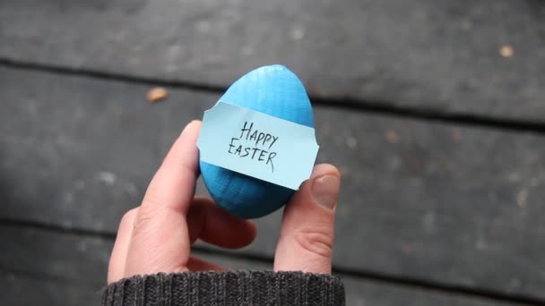 Happy easter. Hand holding an egg with tag. — Stock Video