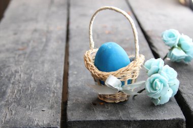 Paskalya arka plan. Sepette rustik masada mavi yumurta