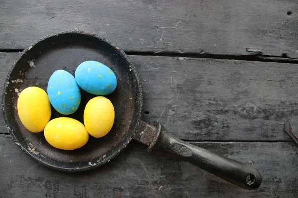 Barevné velikonoční vajíčka. sváteční dekorace. — Stock fotografie