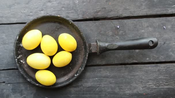 Huevos de Pascua amarillos en mesa de madera — Vídeos de Stock
