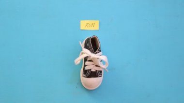 Metin etiketi üzerinde çalıştırmak. Sağlıklı yaşam ve spor veya jogging yapan sanat kavramları.