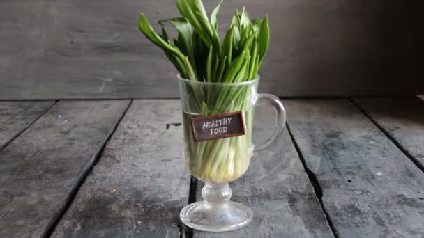 Comida saludable. Ajo de madera en la etiqueta de hormiga de mesa vintage . — Vídeos de Stock