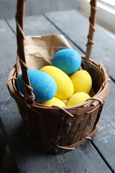 Osterkorb mit bunten Eiern — Stockfoto