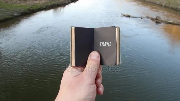 Idea de viaje, viajero sostiene un libro con texto — Vídeo de stock