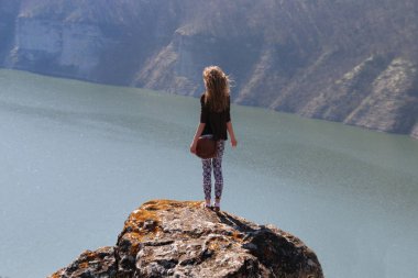 Özgürlük kız dağlarda yaz seyahat tatil tatil sahip