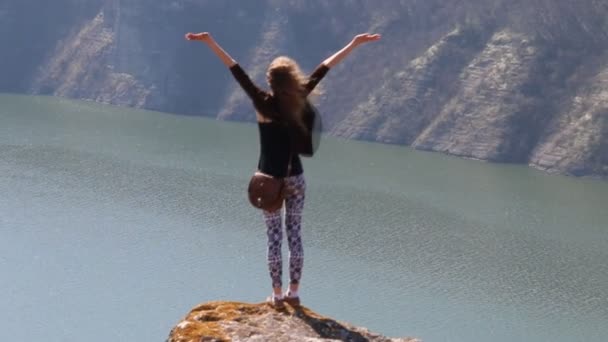 Liberté fille en montagne ayant vacances Voyage d'été vacances — Video