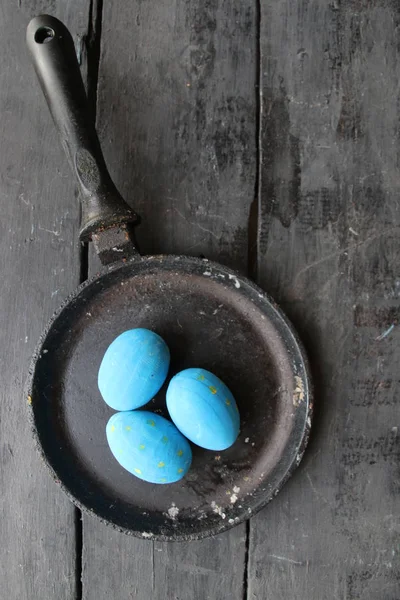 Голубые пасхальные яйца в сковороде, украшение праздника — стоковое фото