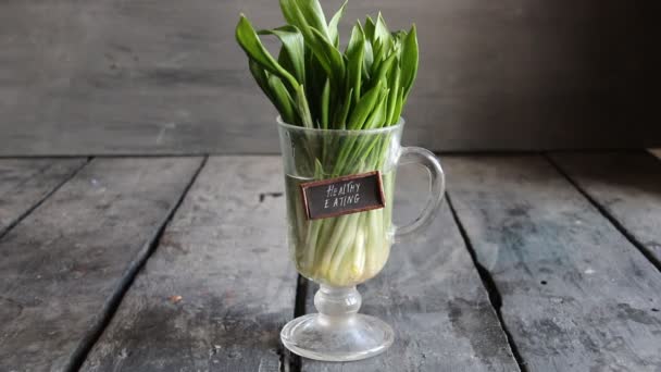 Alimentación saludable. Ajo de madera sobre mesa vintage — Vídeos de Stock