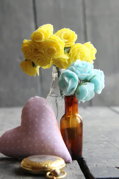 Flores em garrafas na mesa vintage, cartão de aniversário — Fotografia de Stock