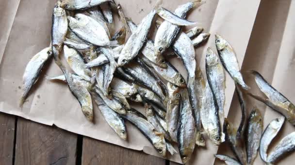 Gedroogde vis voor het koken op de markt — Stockvideo
