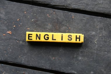 Blok harflerle yapılan kelime İngilizce