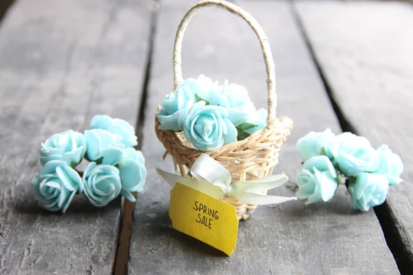 Bahar satış etiketi ve küçük bir sepet çiçek — Stok fotoğraf