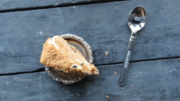 Концепция здорового питания, торт и ложка на деревенском деревянном столе — стоковое видео