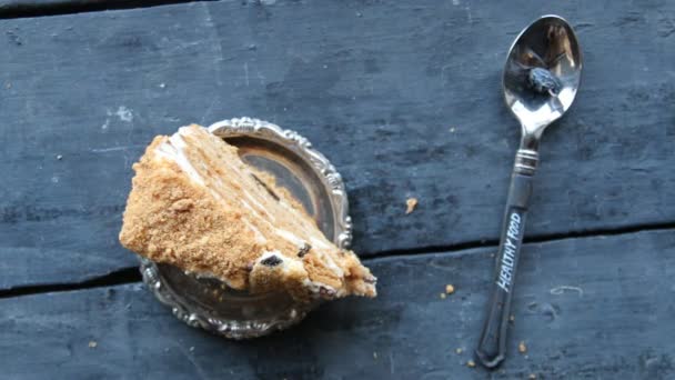 Gesundes Essen Retro-Konzept, Kuchen und Löffel auf rustikalem Holztisch — Stockvideo