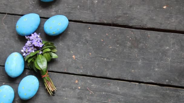 Huevos de Pascua sobre un fondo retro de madera — Vídeos de Stock