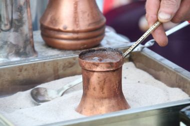 kahve sıcak kuma hazırlanmaktadır