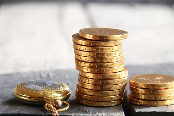 Idee van de Bank. Stapels van gouden munten. — Stockfoto