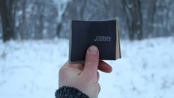 Подорож ідея. Мандрівник тримає книжку в руці з написом — стокове відео