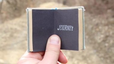 Yolculuk, gezgin metin retro bir kitapla tutar.