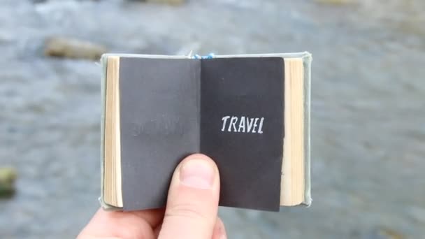 Viajar, El viajero sostiene un libro con texto — Vídeo de stock