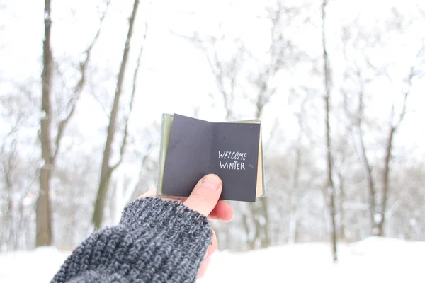 Välkommen vinter, man håller en bok med inskriptionen — Stockfoto