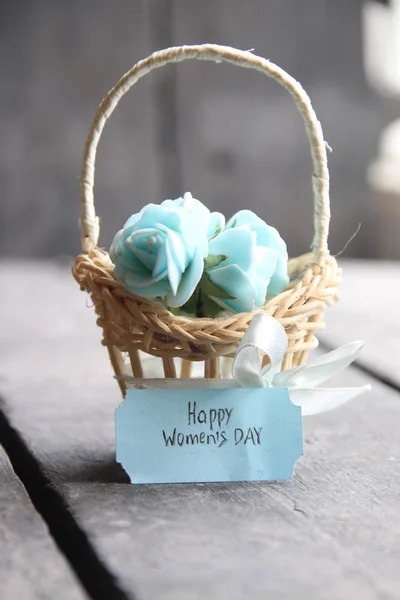 8 de marzo. Tarjeta de felicitación del Día Internacional de la Mujer con flores, estilo retro — Foto de Stock