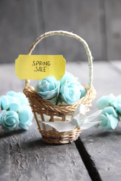 Etiqueta de venda de primavera e flores em uma pequena cesta — Fotografia de Stock