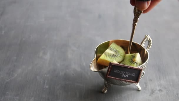 Gesunde Dinner-Ideen-Tag und Kiwi-Früchte auf silberner Schüssel. Lebensmittel-Hintergrund. — Stockvideo