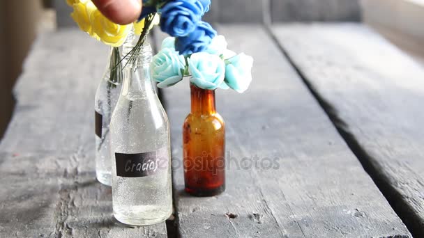 Gracias, gracias en español, etiqueta y flores en una botella — Vídeo de stock