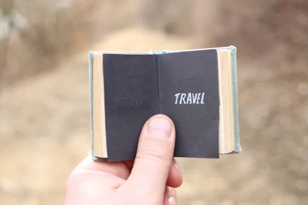 Viajar, O viajante detém um livro com texto — Fotografia de Stock