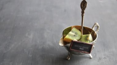 Sağlıklı yemek fikirler etiketi ve kivi gümüş kupa. Gıda arka plan.