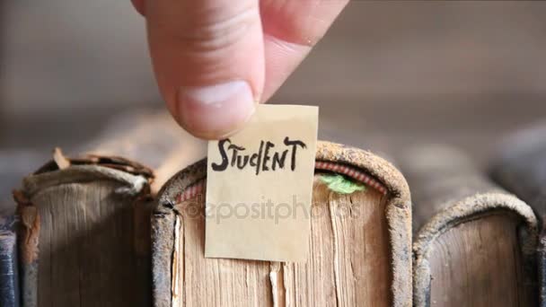 Concepto de estudiante, etiqueta y libros — Vídeo de stock