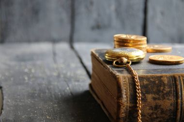 iş geçmişi cep saati, kitap ve para ile