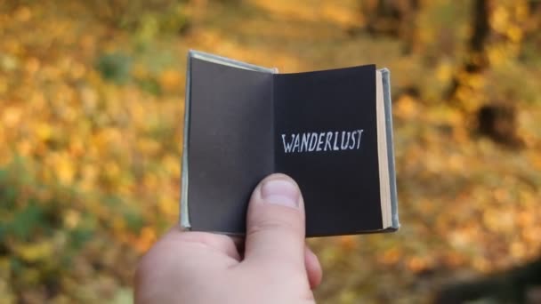 Lettering Wanderlust, madeira de outono em um fundo — Vídeo de Stock