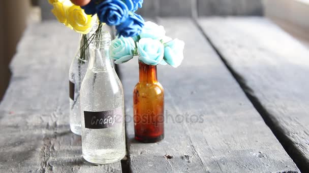 Gracias, gracias en español, etiqueta y flores en una botella — Vídeo de stock