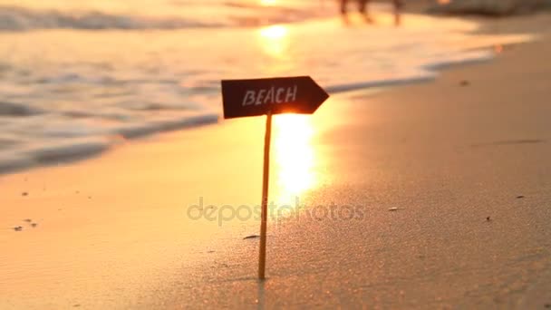 海滩的标志和海上日落 — 图库视频影像