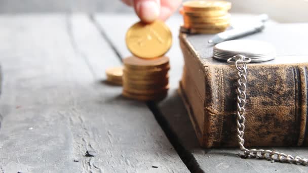 Idée de prêt étudiant, livre sur table en bois, espace de copie, style rerto — Video