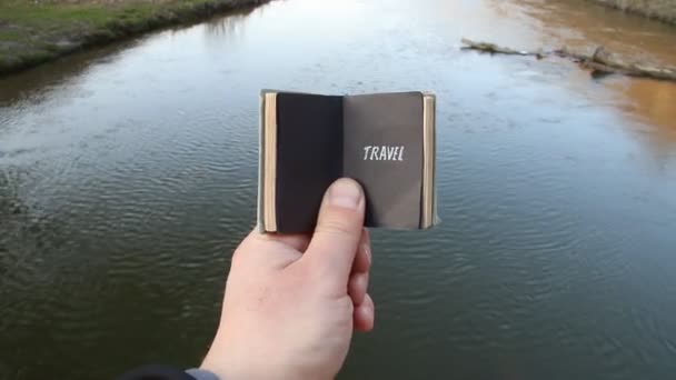Viaje idea creativa, viajero sostiene un libro con texto — Vídeo de stock