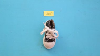 Etiketi çalıştırmak. Sağlıklı yaşam ve spor veya jogger kavramları.