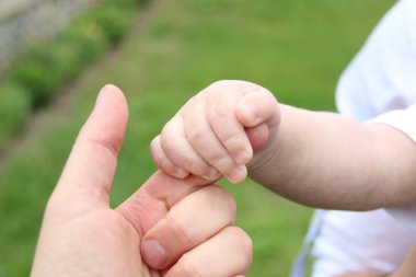 Yeni doğan bebek babalar parmağını