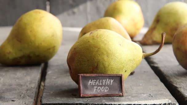 Gezonde voeding - tag met een inscriptie en peren — Stockvideo