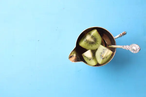 Postre saludable con fruta kiwi. Fondo alimenticio. Vista superior Copiar espacio . — Foto de Stock