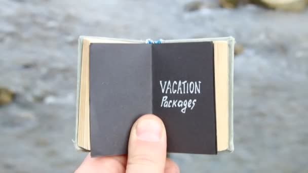 Koncept dovolenou balíčky, cestovatel drží knihu s textem — Stock video