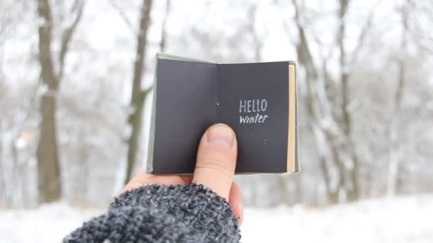 Hallo winter. Boek met inscriptie. — Stockvideo