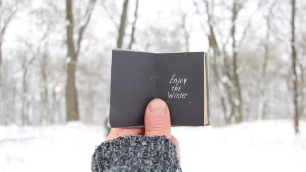 Geniet van de winter. Boek met inscriptie. Citaat over winterseizoen — Stockvideo