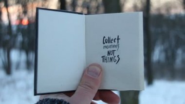 Anlar değil şeyler toplamak. Fikir seyahat. Kitap ve metin.