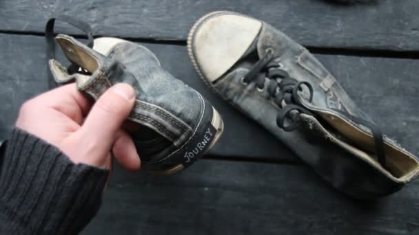 Idée de voyage, tag et chaussures de baskets — Video