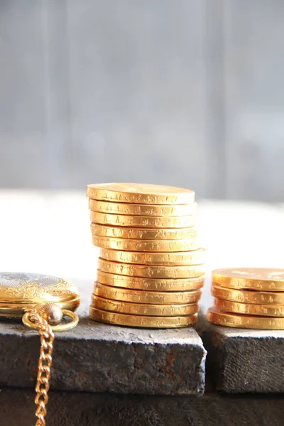 Hromady zlatých mincí. Finanční situace firmy nebo koncepce. — Stock fotografie